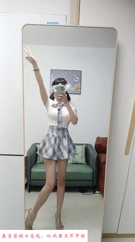 静安雪白美腿 第3张