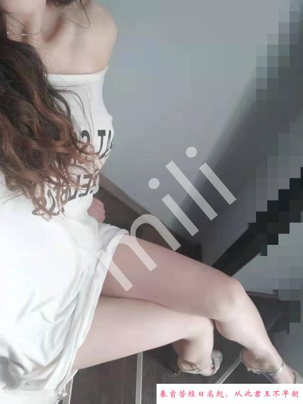 市中心长腿性感御姐 第1张