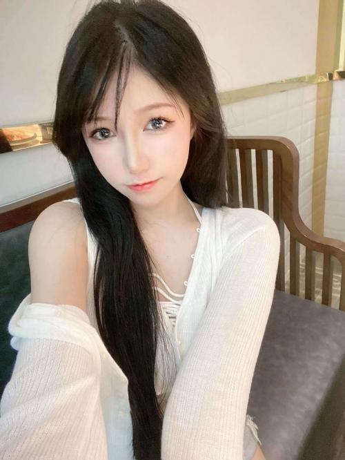 兼职90后的粉嫩小姐姐 第1张