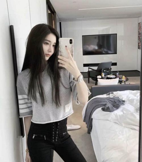 极品美女一线天,粉嫩奶子馒头逼 第2张