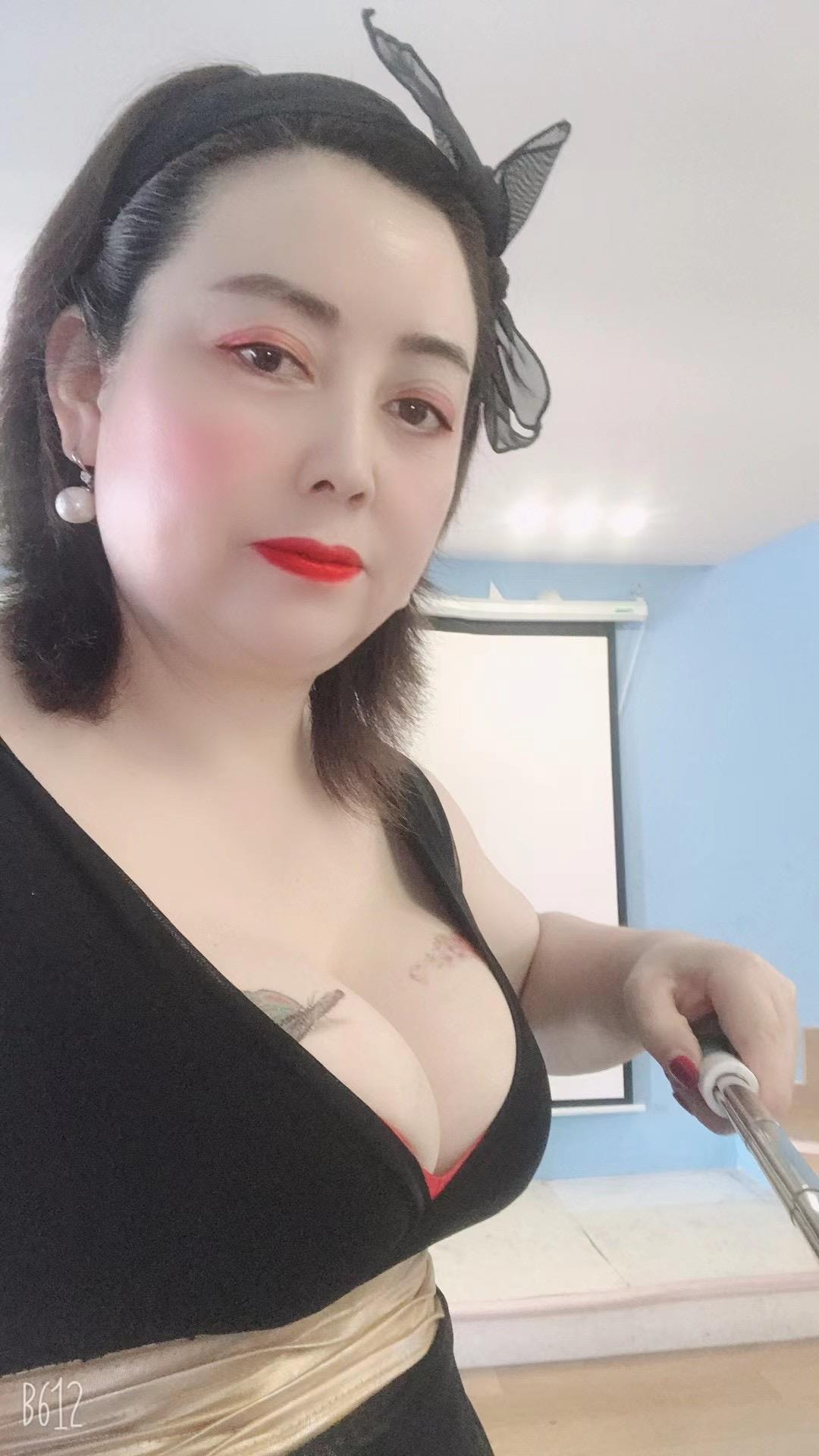 年纪比较大，皮肤挺白的，两个胸上有纹身 第2张