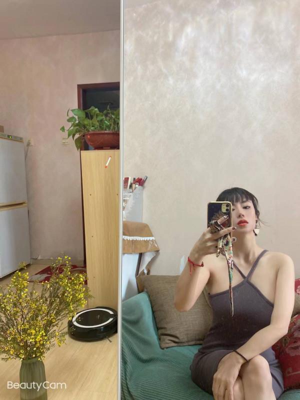 向西村海臀短发美女 第2张
