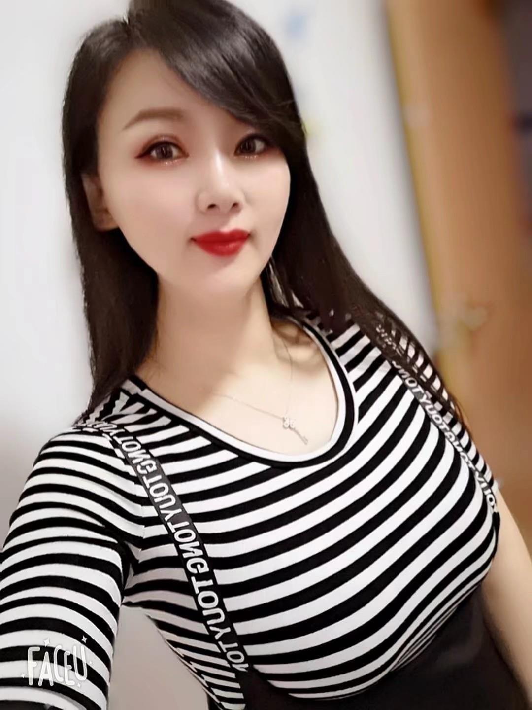 大胸美女希月 第1张