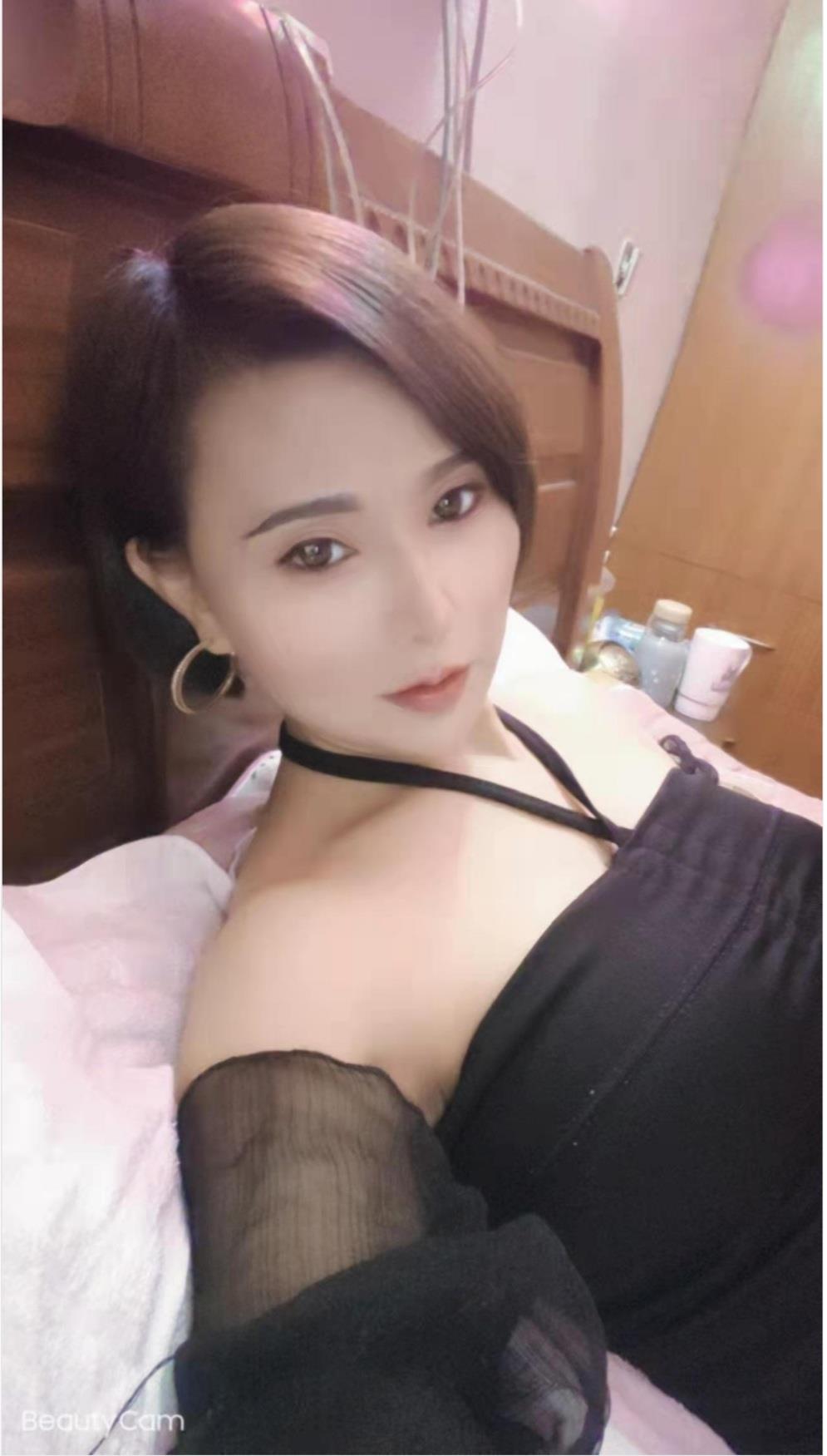 深喉很厉害的熟女泻火 第3张