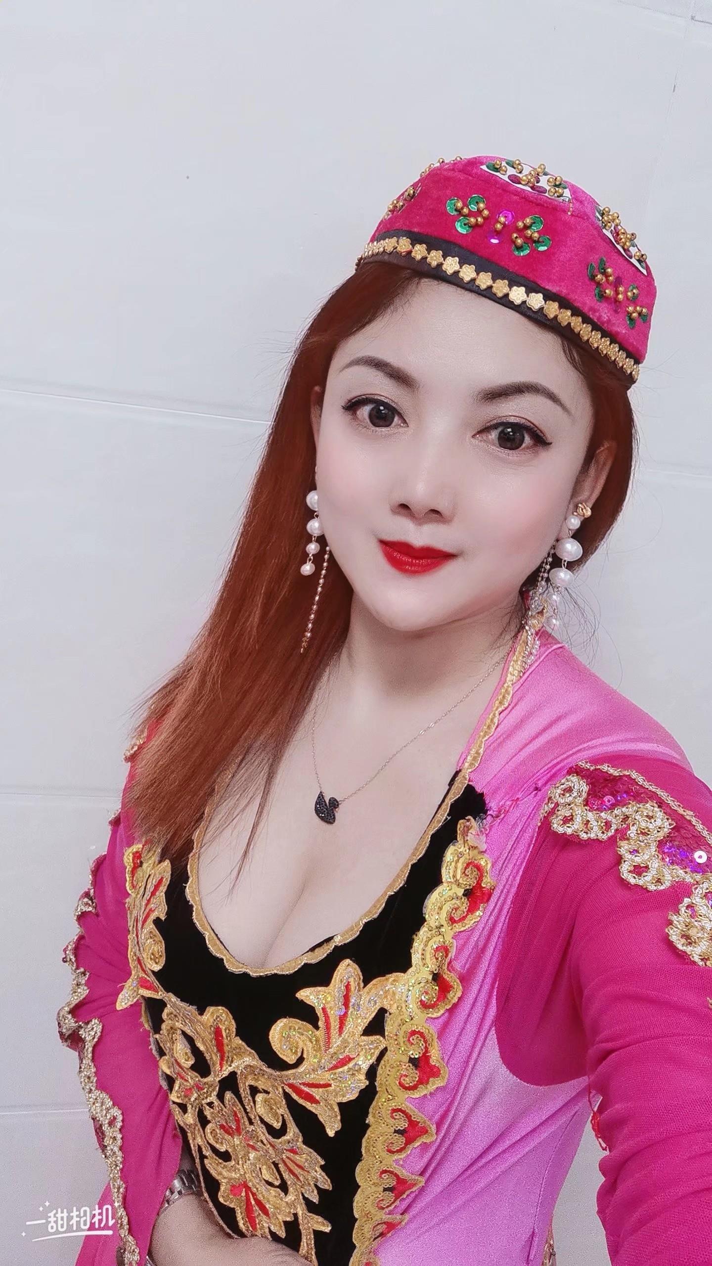 新疆大胸美女 第2张