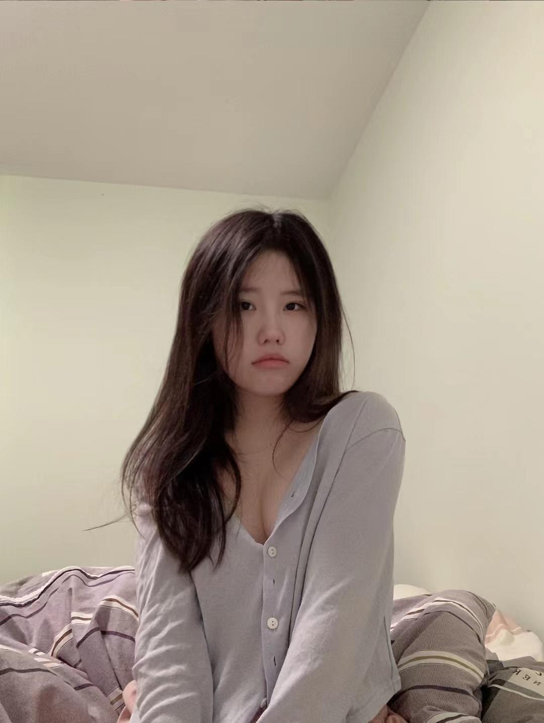 分享一个极品嫩妹,屁股翘手感好,性价比高 第2张