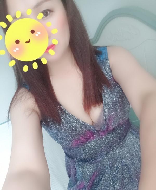 高颜值妹子，姿势配合，一双黑丝性感大长腿 第2张