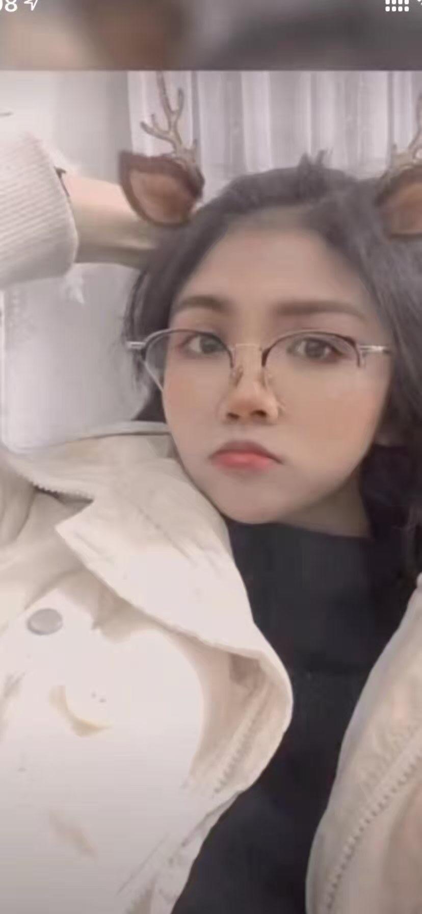 闷骚眼镜妹小柒，带着眼镜吹箫的样子好诱人 第1张