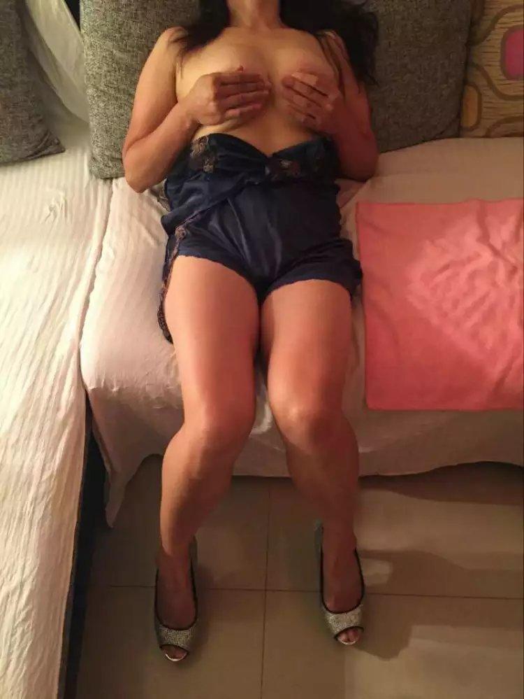 成都市和平电影院附近妹子 第1张