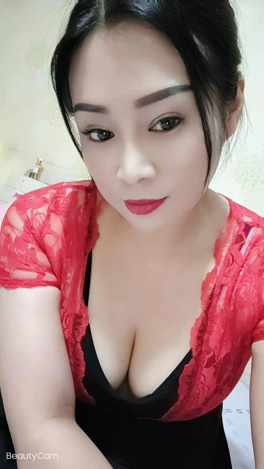 潘家园卡戴珊丰乳肥臀熟女御姐，吊带丝袜很不错 第1张