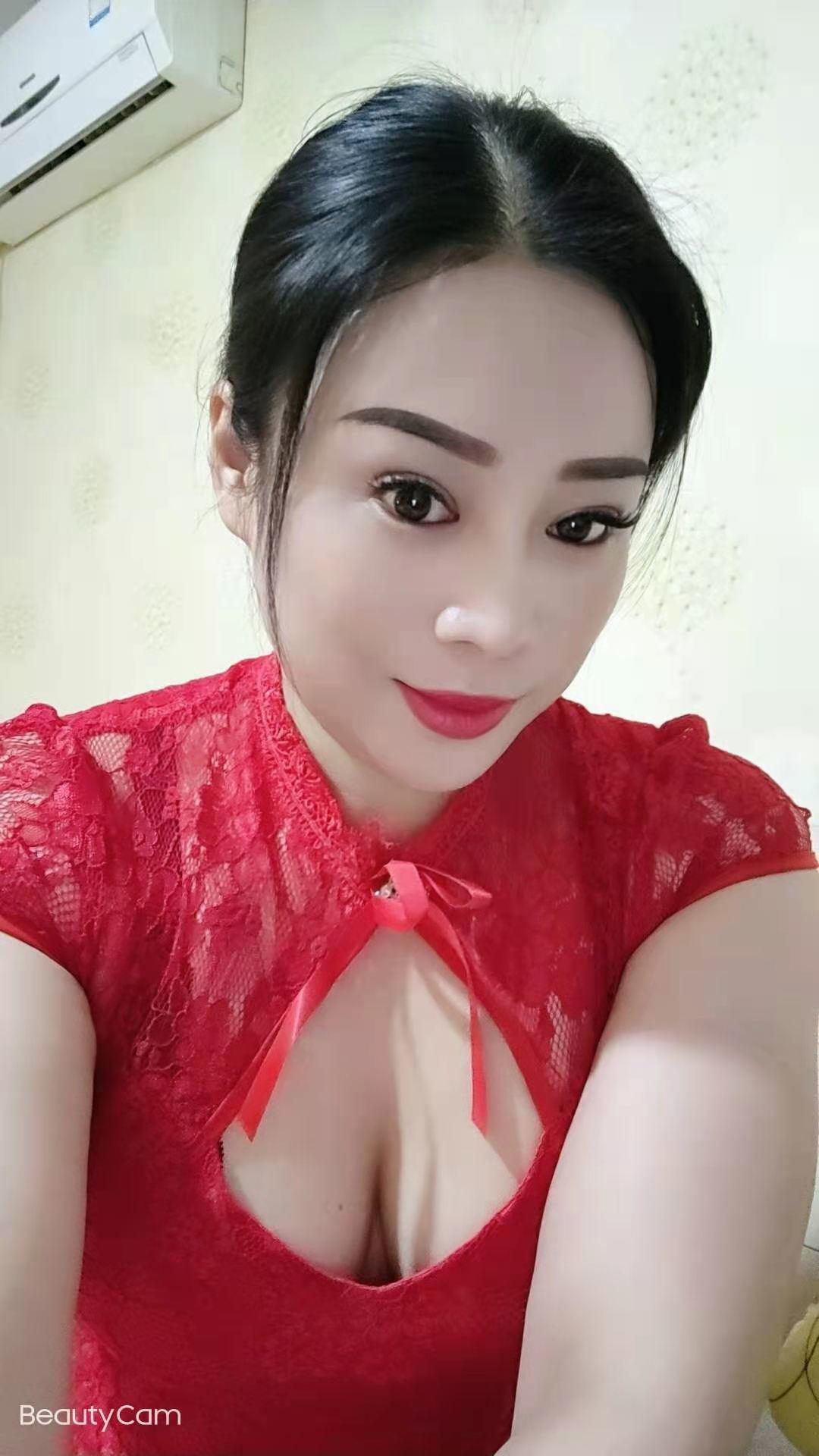 潘家园卡戴珊丰乳肥臀熟女御姐，吊带丝袜很不错 第3张